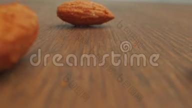门达尔坚果跳到桌子上。 坚果-门达尔跳过桌子。 坚果在桌子上滚动，动作缓慢。 坚果-